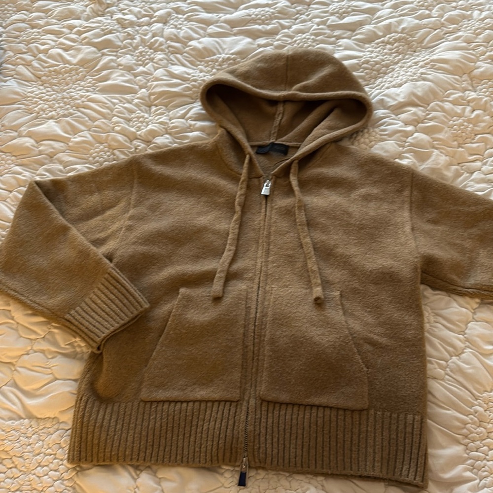 WORN ONCE SWEATER ZIP UP